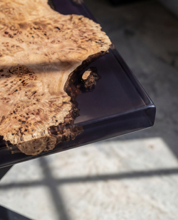 Стол из капового тополя со смолой по краю