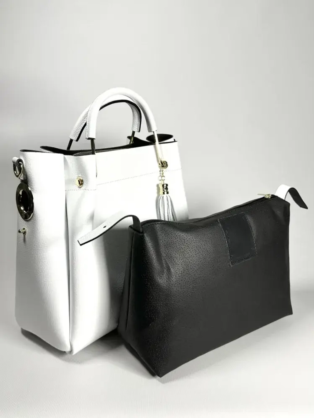 Женская белая сумка из натуральной кожи с металлическими ручками