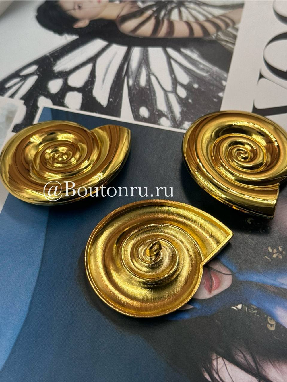 Пуговицы золотистые в форме крупной ракушки