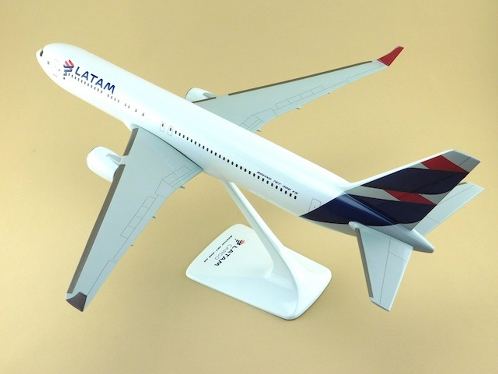 Модель самолета Boeing 767-300 (М1:100, LatAm)