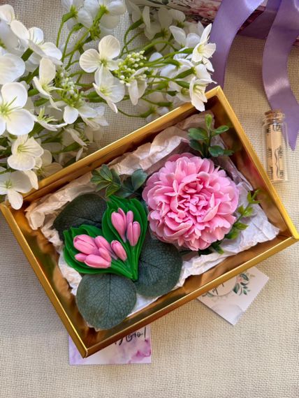 Sabundan Krokuslu ürək və pion dəsti (çəhrayı)