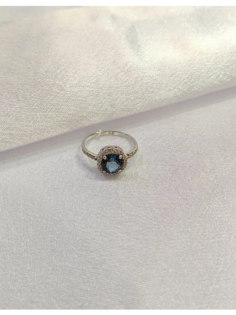 Ювелирное кольцо белое золото с лондон топазом и фианитами