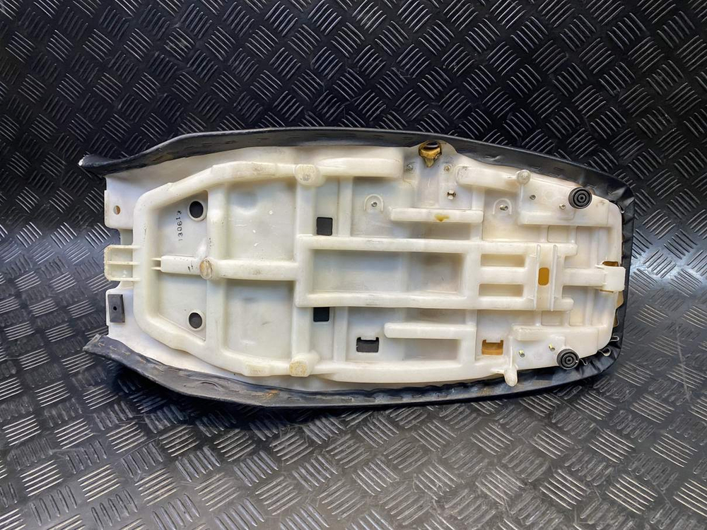 Сиденье Yamaha TDM850 RN03J 053975