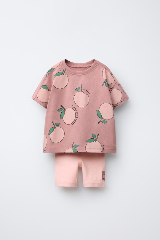ZARA КОМПЛЕКТ ИЗ ФУТБОЛКИ И ЛЕГГИНСОВ С ПРИНТОМ «ФРУКТЫ», ЦВЕТ МАЛЬВЫ