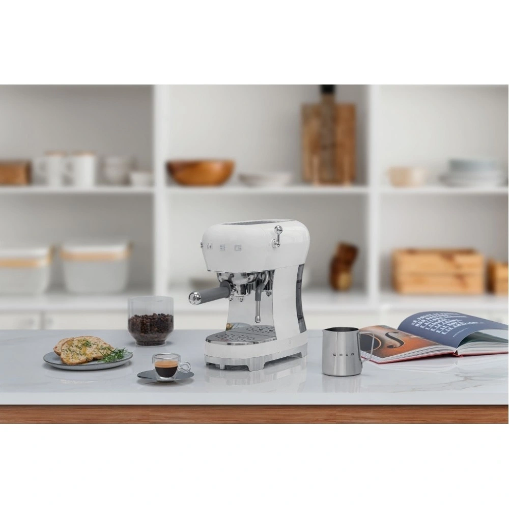 Кофеварка рожковая Smeg ECF02WHEU белая