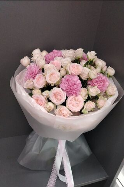 Кустовые розы с диантусами