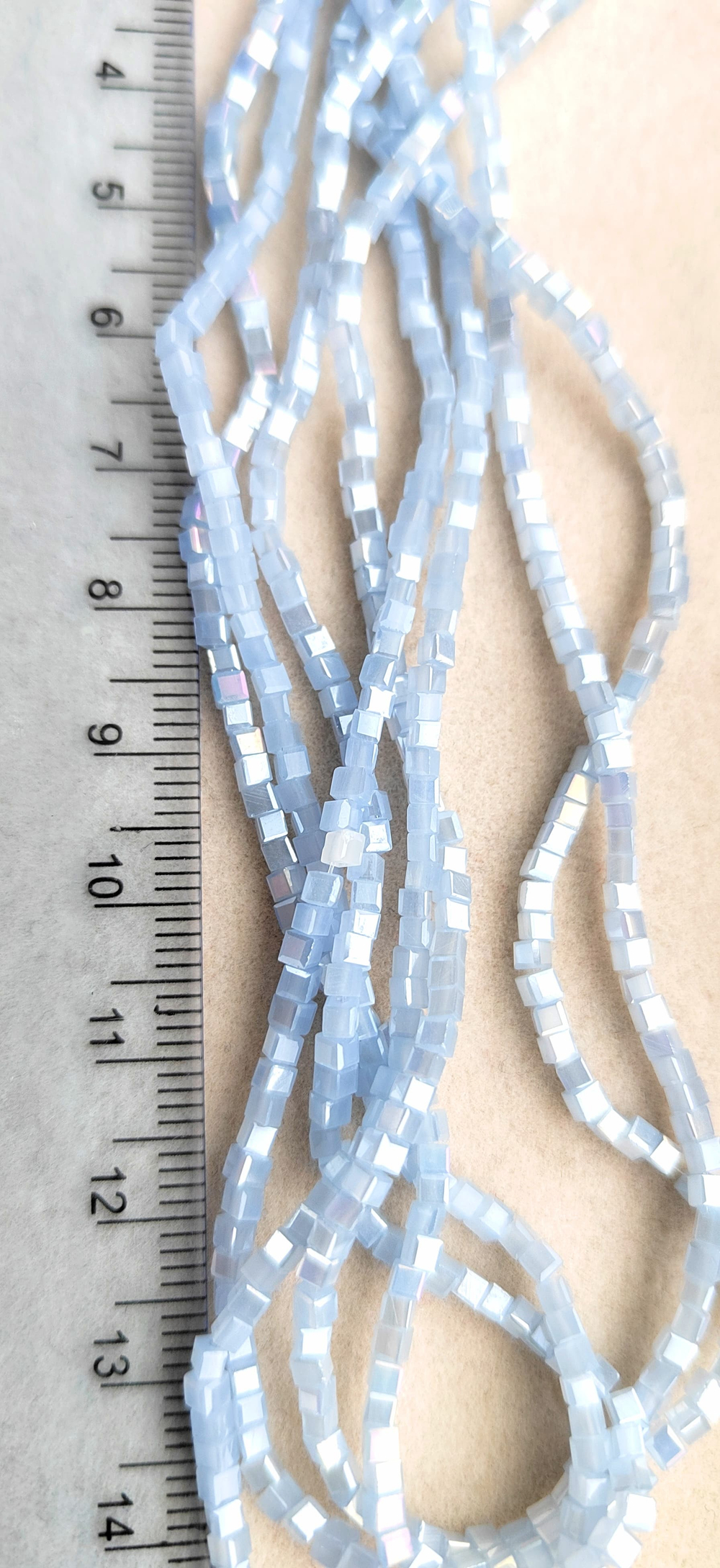 КБ139 Стеклянные кубики 2мм, светло-голубой АВ, нить 39см