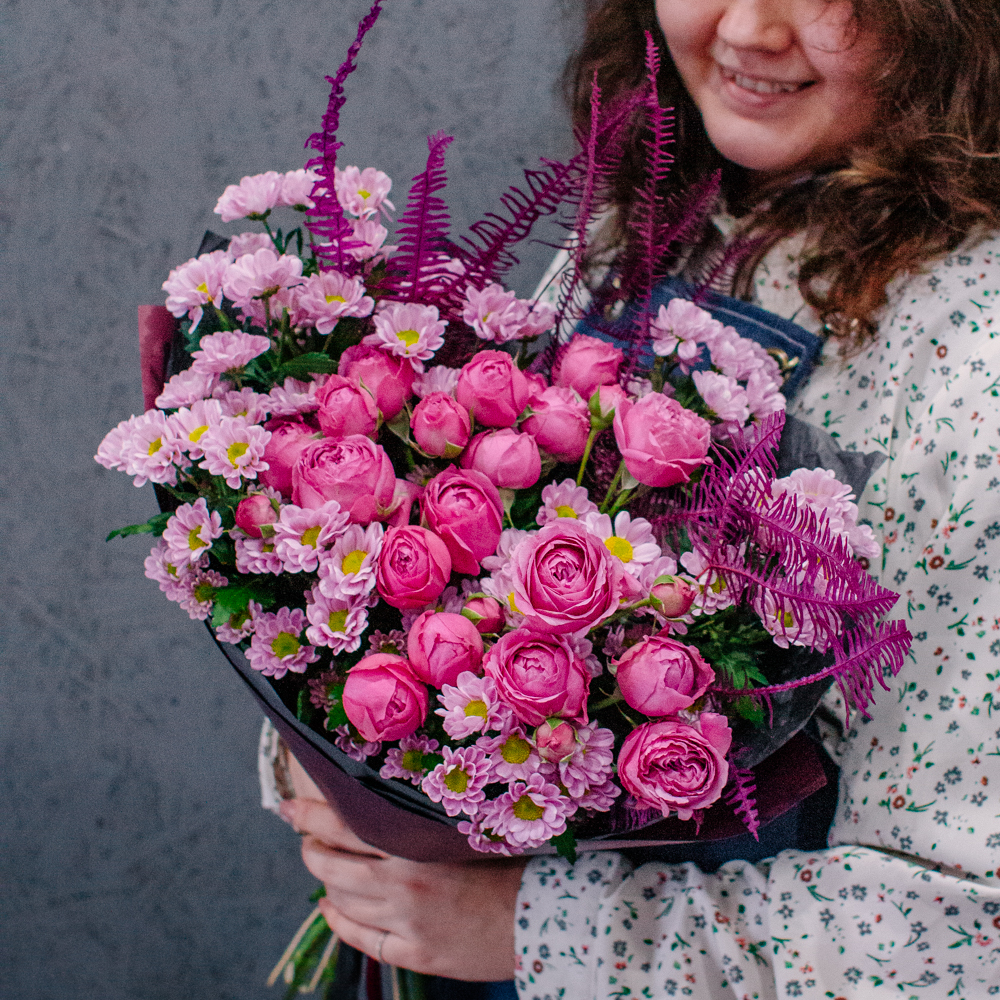 73. Нежный поэтичный дуо-букет с кустовыми розами и сантини