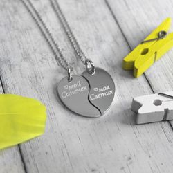 Парные кулоны подвески половинки сердца из серебра с гравировкой на заказ