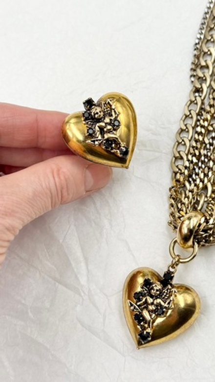 Кольцо дутое сердце с ангелом со стрелой и черными кристаллами, золото антик