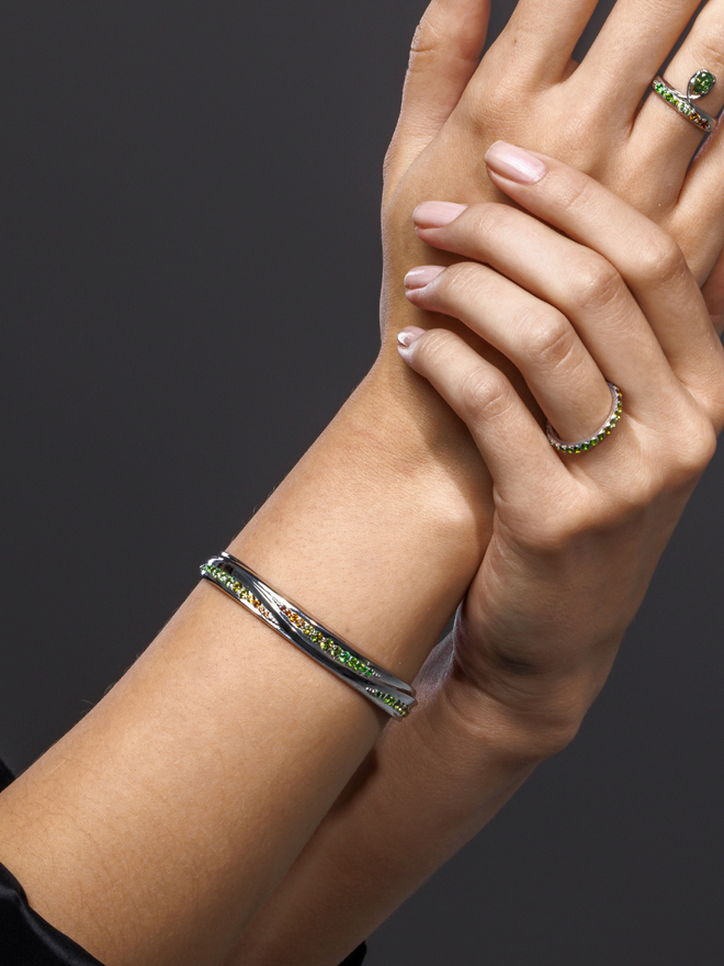 Браслет широкий из серебра со вставками из демантоидов