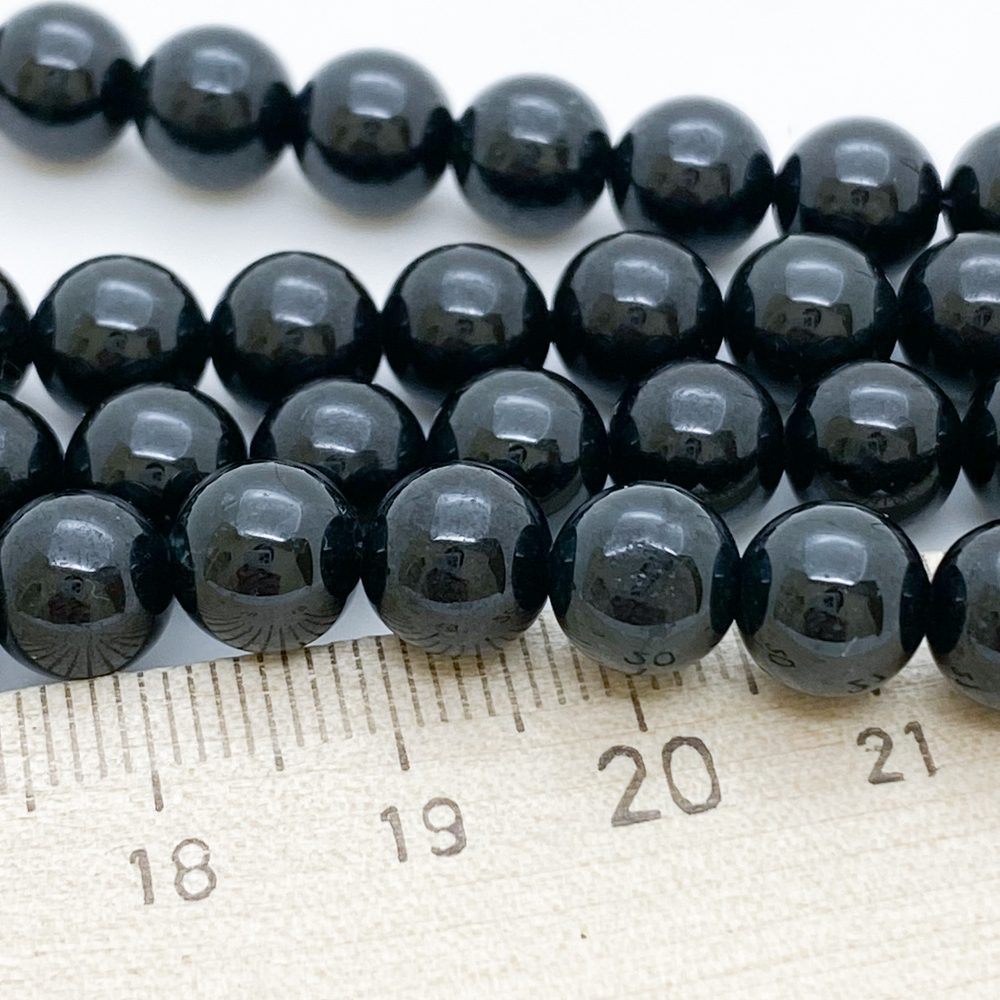 Жадеит, диаметр 8-8,2 мм, цена за 12 шт (1/4 нити)