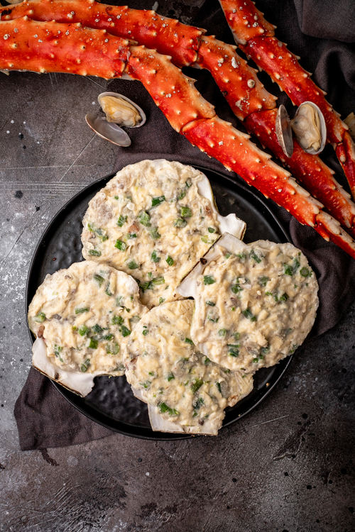 Гребешок в раковине по-шанхайски с сырной начинкой, креветкой и спаржей