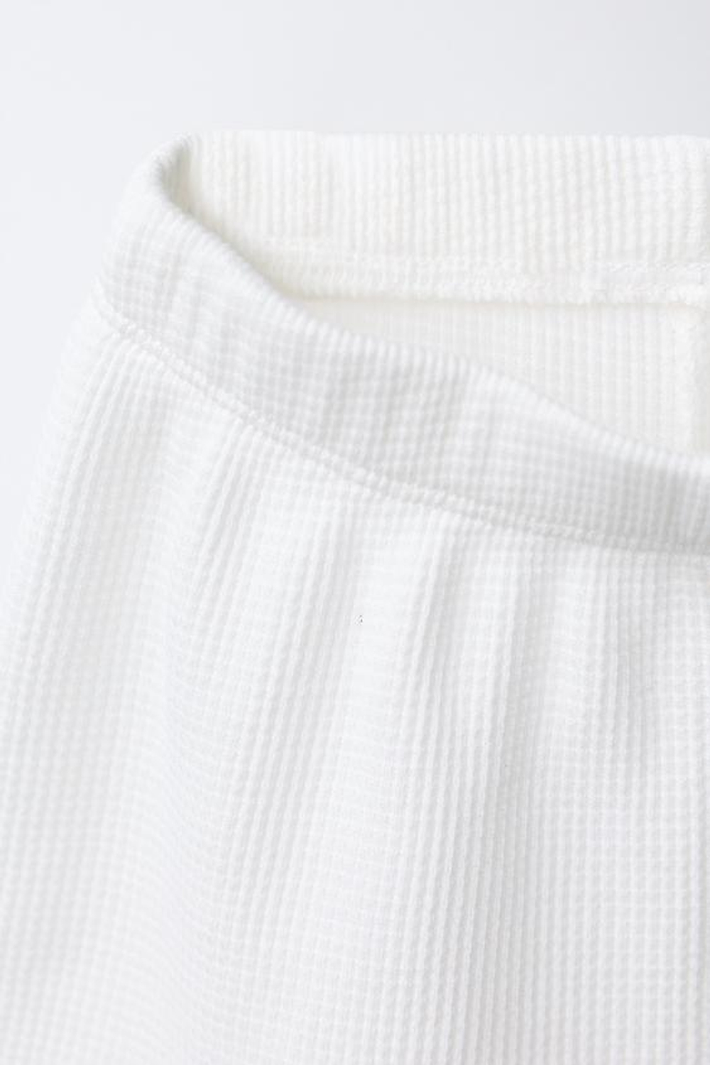 ZARA КОМПЛЕКТ ИЗ ОДНОТОННОЙ ФУТБОЛКИ ИЗ ВАФЕЛЬНОГО ТРИКОТАЖА И ШОРТ-БЕРМУД, ЖЕЛТОВАТО-БЕЛЫЙ