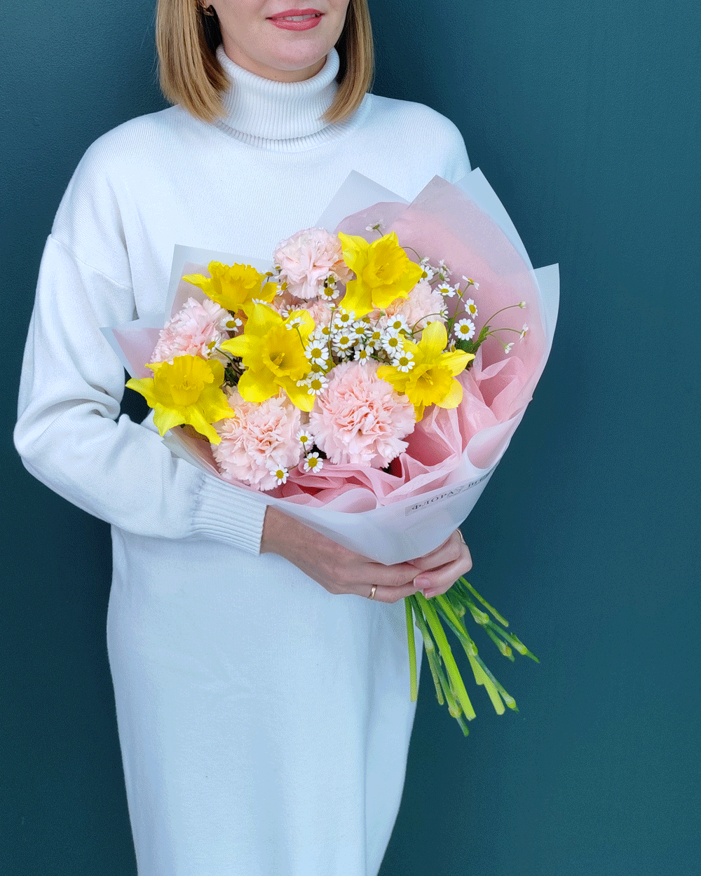Весенний букет из нарциссов,ромашки и диантусов(00458)