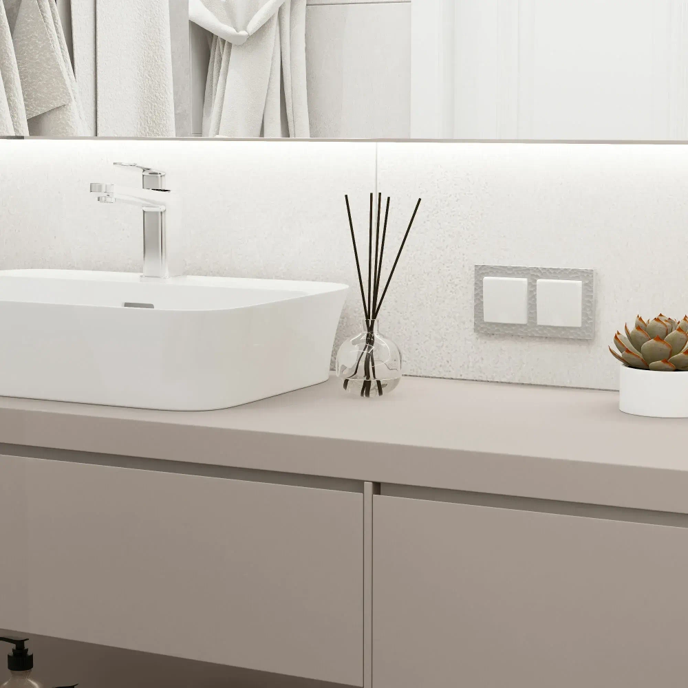 Розетка с заземлением и шторками c крышкой IP44 (белый матовый) W1171261