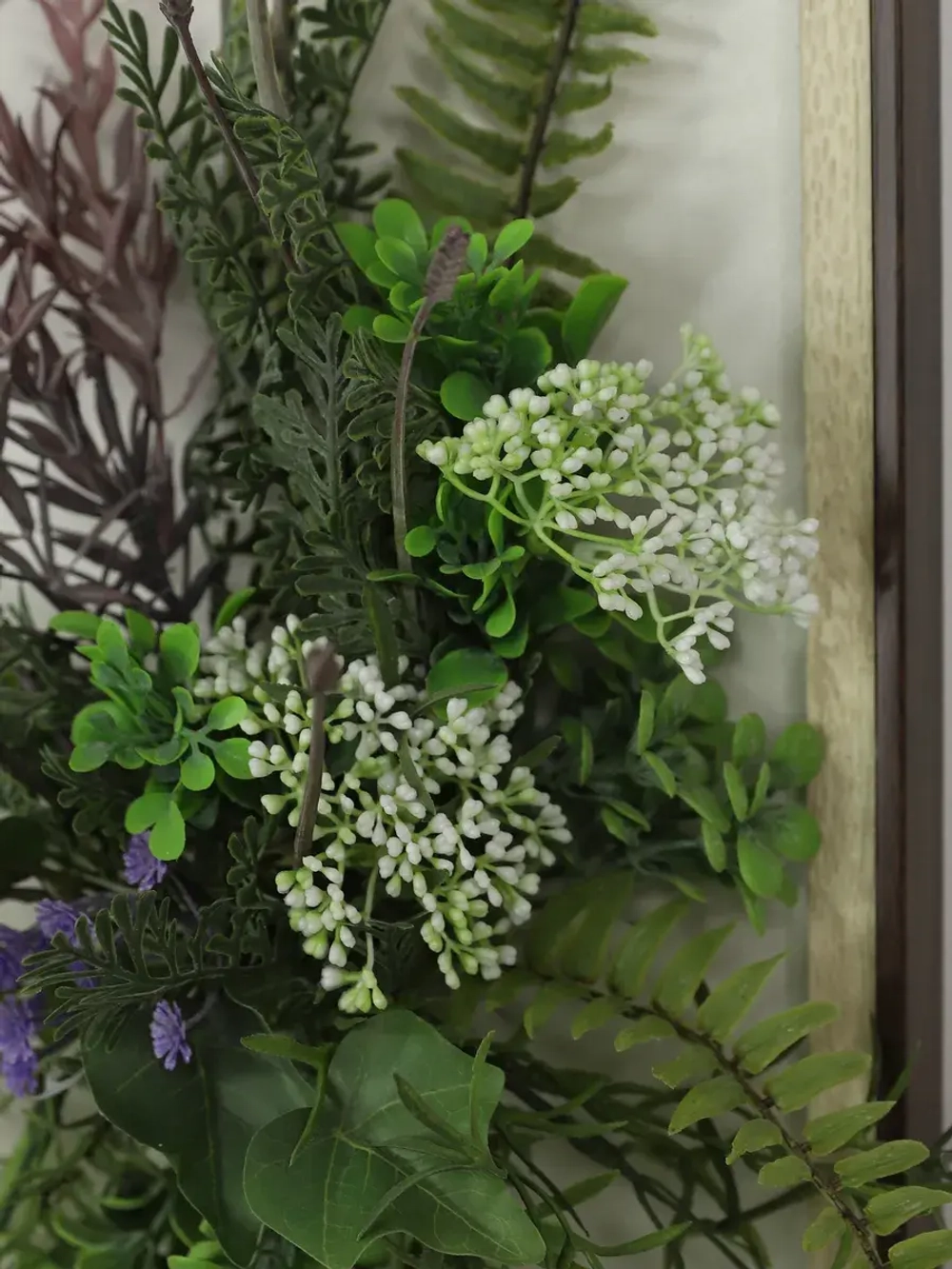 Искусственные цветы в багетной раме для декора