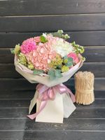 Букет пышный с гортензией