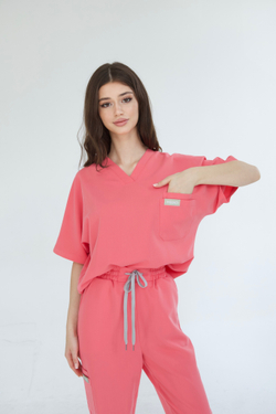 Костюм Oversize коралловый на модели свободный крой