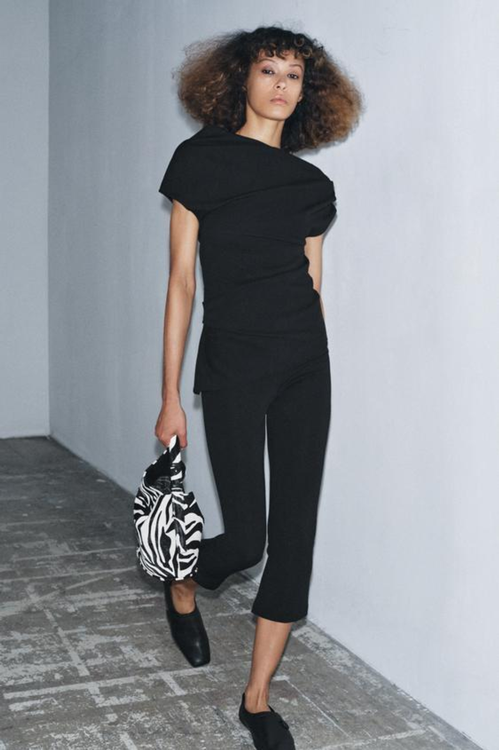 ZARA БРЮКИ КАПРИ ИЗ КРЕПА С РАЗРЕЗОМ, ЧЕРНЫЙ