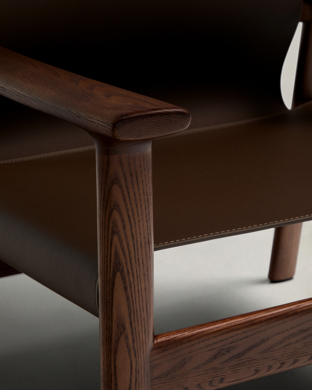 Кресло Jan из переработанной кожи темно-коричневого цвета и ясеня в ореховом цвете