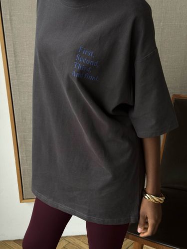 Коричневая оверсайз футболка с принтом