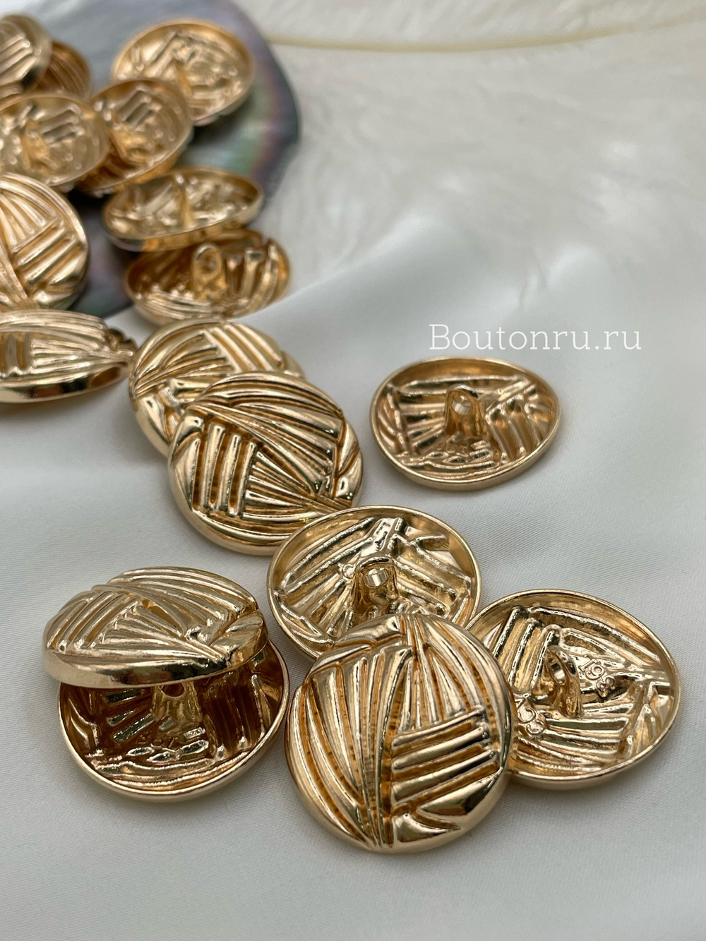Пуговицы золотистые декоративные рифленые