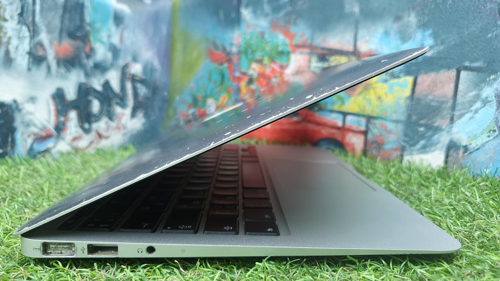 11.6" Apple MacBook Air 11 2011