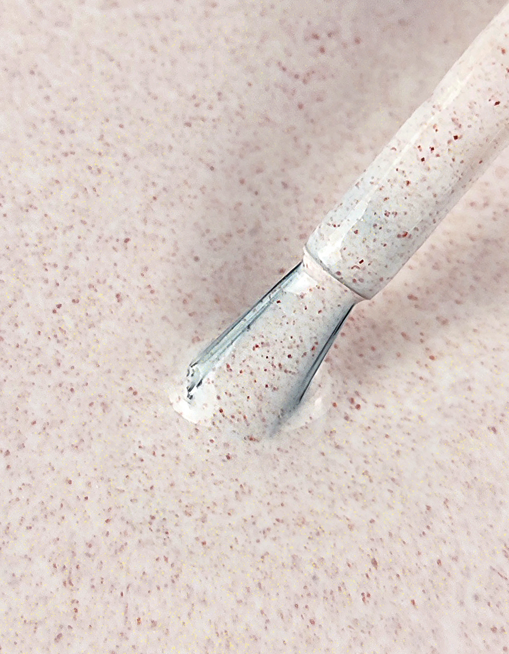 IQ BEAUTY Лак для ногтей профессиональный укрепляющий с биокерамикой #162, 12.5 мл Пудрово-бежевый с золотистым шиммером и медной крошкой, плотный