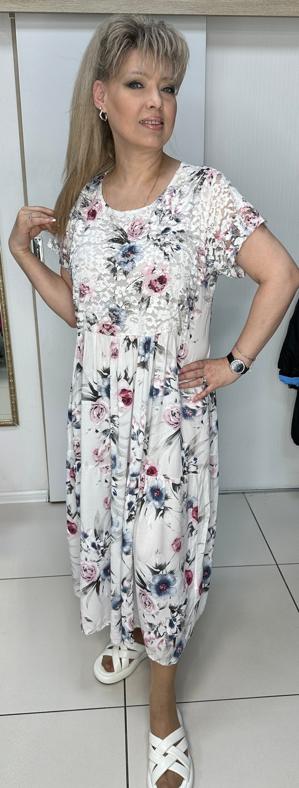 Нарядное цветное с гипюровой вставкой платье