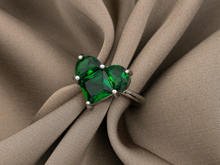 Кольцо Сердце 12,5мм, с зелеными кристаллами