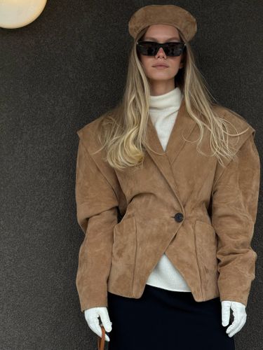 Бежевая куртка из натуральной замши