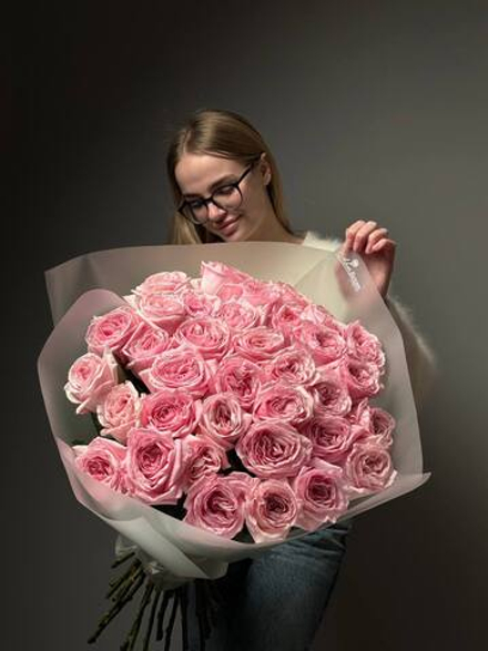 Букет из 35 розовых пионовидных роз в упаковке