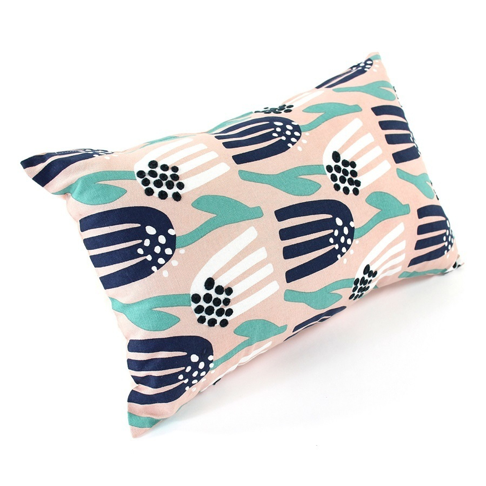 Чехол для подушки цвета пыльной розы с графичным принтом lazy flower cuts&pieces, 30х50 см