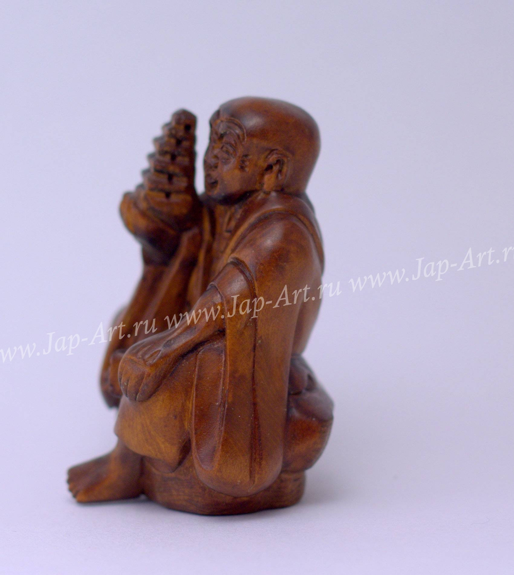 Нэцкэ Монах на камне с пирамидой