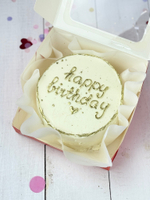 Бенто торт на день рождения с золотой надписью “Happy Birthday”