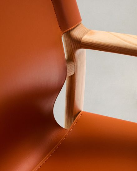 Стул Jan из переработанной кожи светло-коричневого цвета и ясеня в натуральном цвете