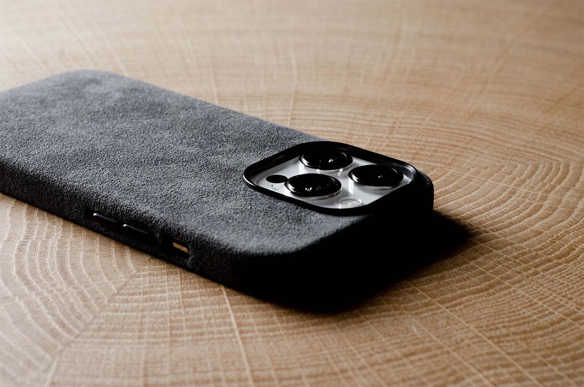 Hard Graft Fuzzy Dusty Black — чехол из алькантары для iPhone