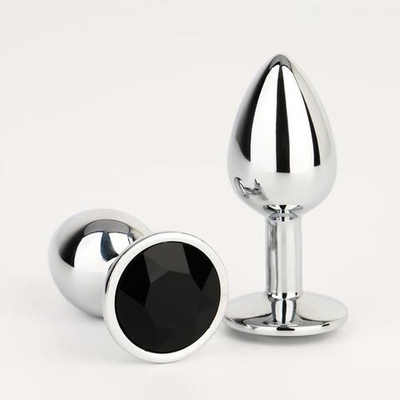 Серебристая анальная втулочка с черным кристаллом - 7 см. (Цвет: серебристый)