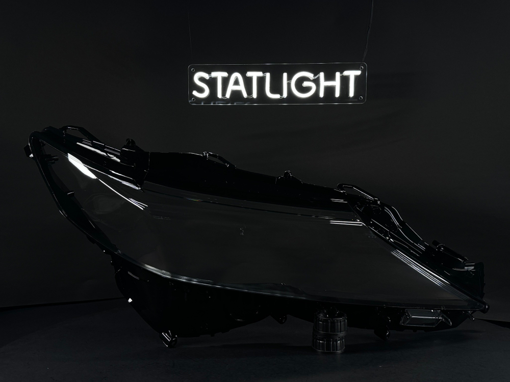 Правое стекло фары Toyota Camry XV70 рест 2017-2020