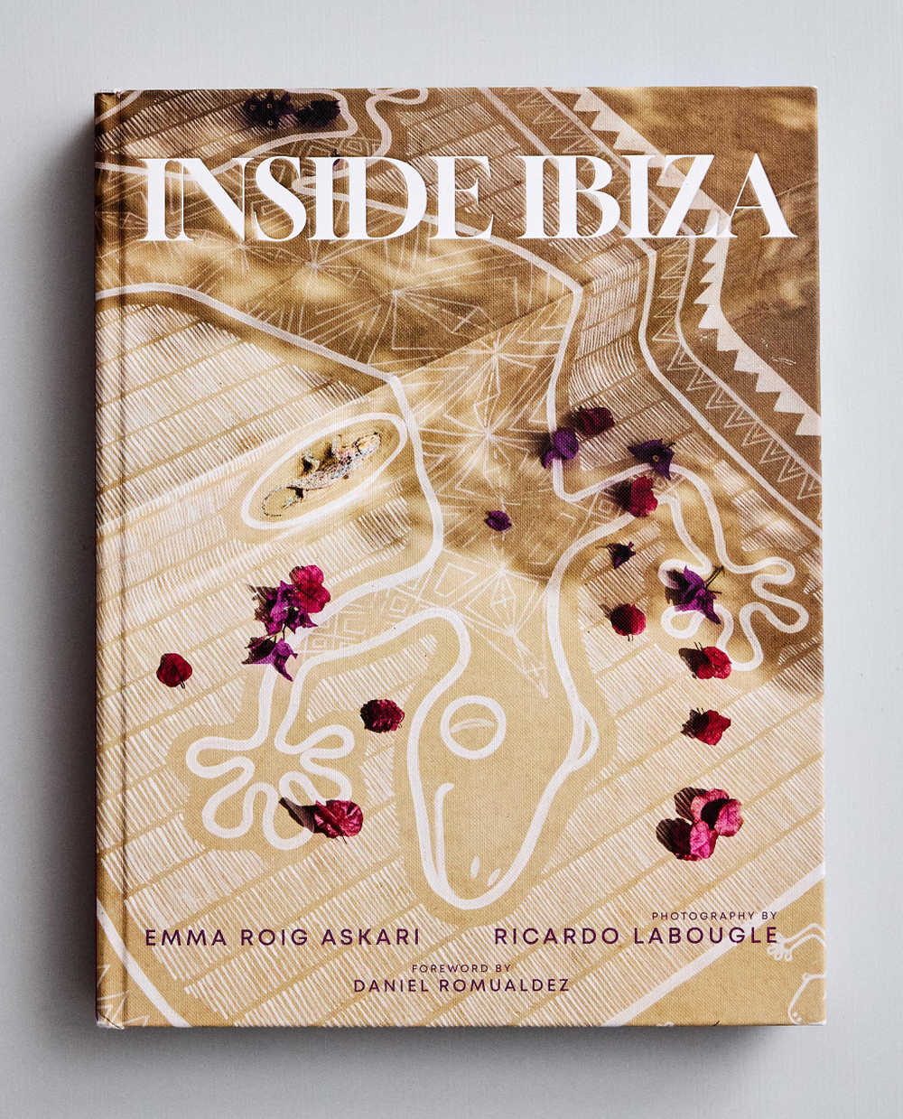 Inside Ibiza. Альбом об интерьерах Ибицы (на английском языке)