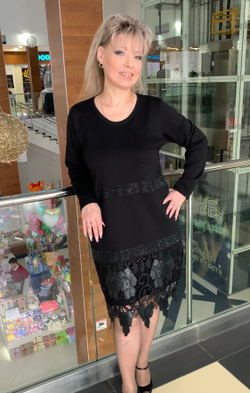 Трикотажное черное платье со стразами и ажурным низом