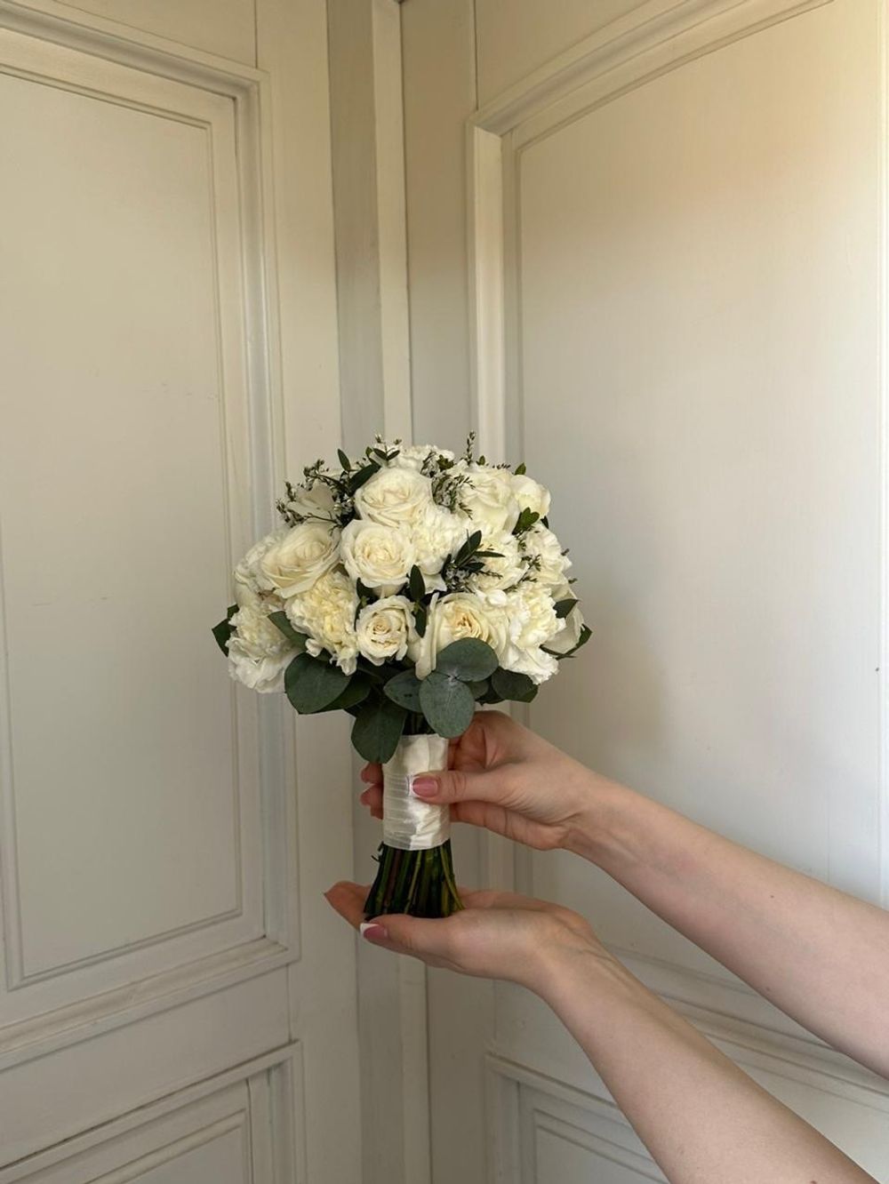 Свадебный букет из диантусов, эвкалипта, кустовых пионовидных и одноголовых роз