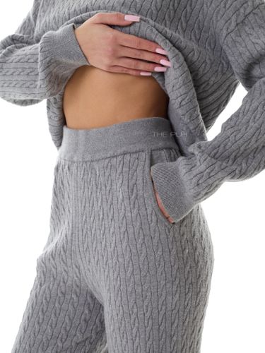 Серый трикотажный костюм в косичку