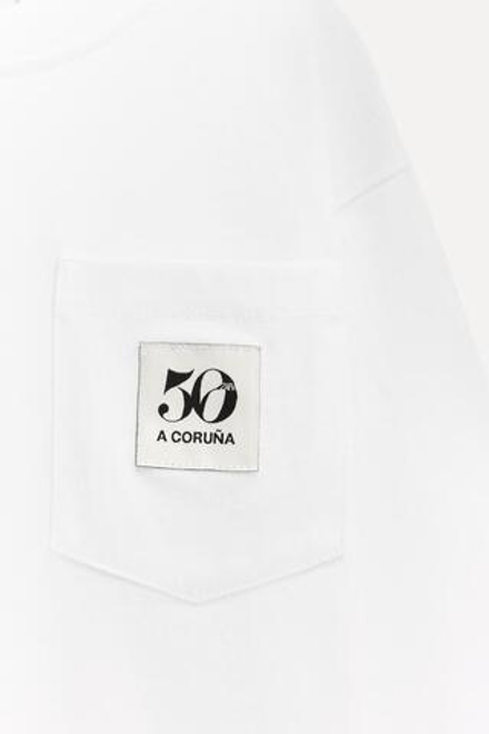 ZARA ФУТБОЛКА С КАРМАНОМ И НАШИВКОЙ 50TH ANNIVERSARY, БЕЛЫЙ