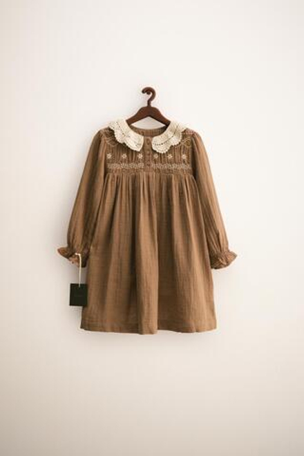ZARA TIMELESS — ПЛАТЬЕ С ВОРОТНИКОМ, ВЯЗАНЫМ КРЮЧКОМ, РЫЖЕВАТО-КОРИЧНЕВЫЙ