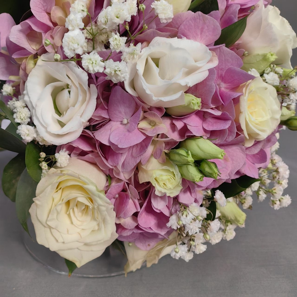 Букет невесты с бутоньеркой с гортензией и белыми розами