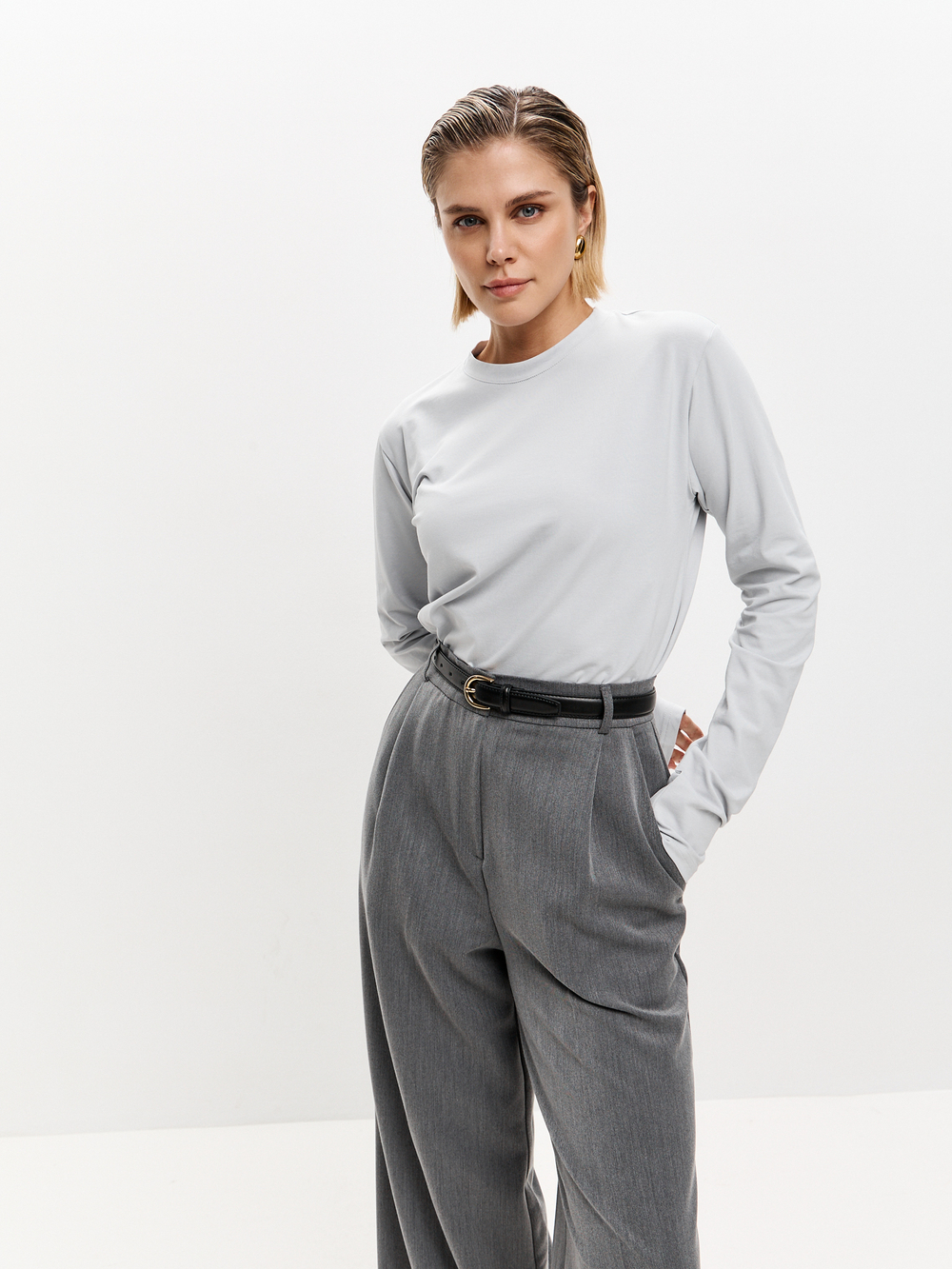 Серый лонгслив свободного кроя