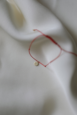 браслет «луна» из белого золота на красной нити