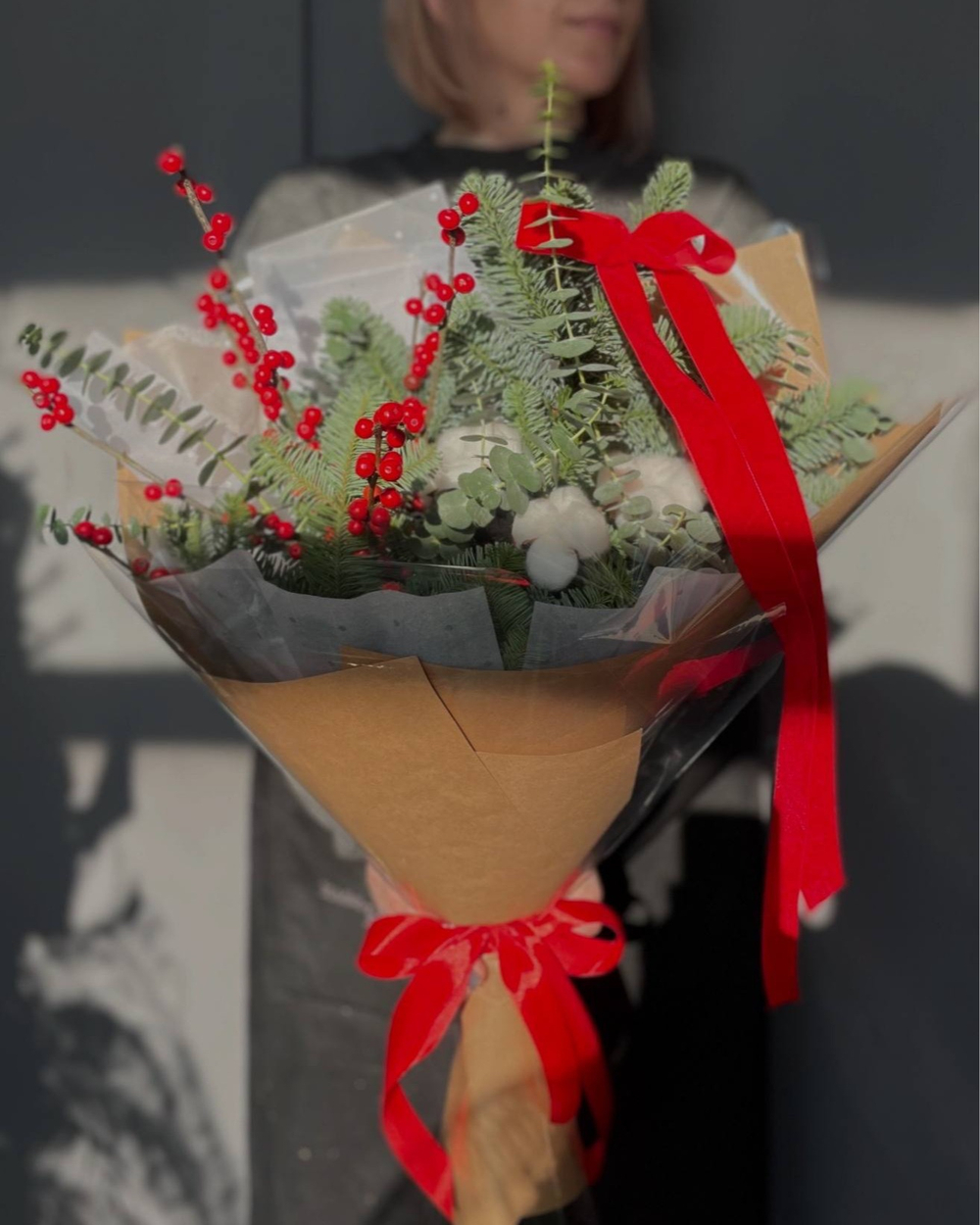 Букет из нобилиса с илексом и хлопком